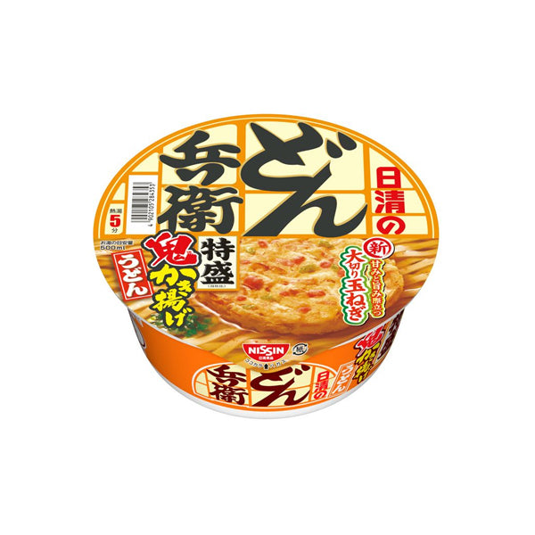 Bol de nouilles instantanées japonaises Nissin Donbe Udon avec un grand beignet tempura Kakiage.